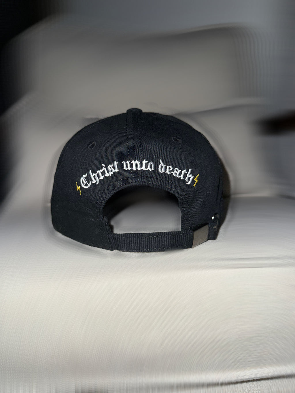 Dad hat "Christ unto death"
